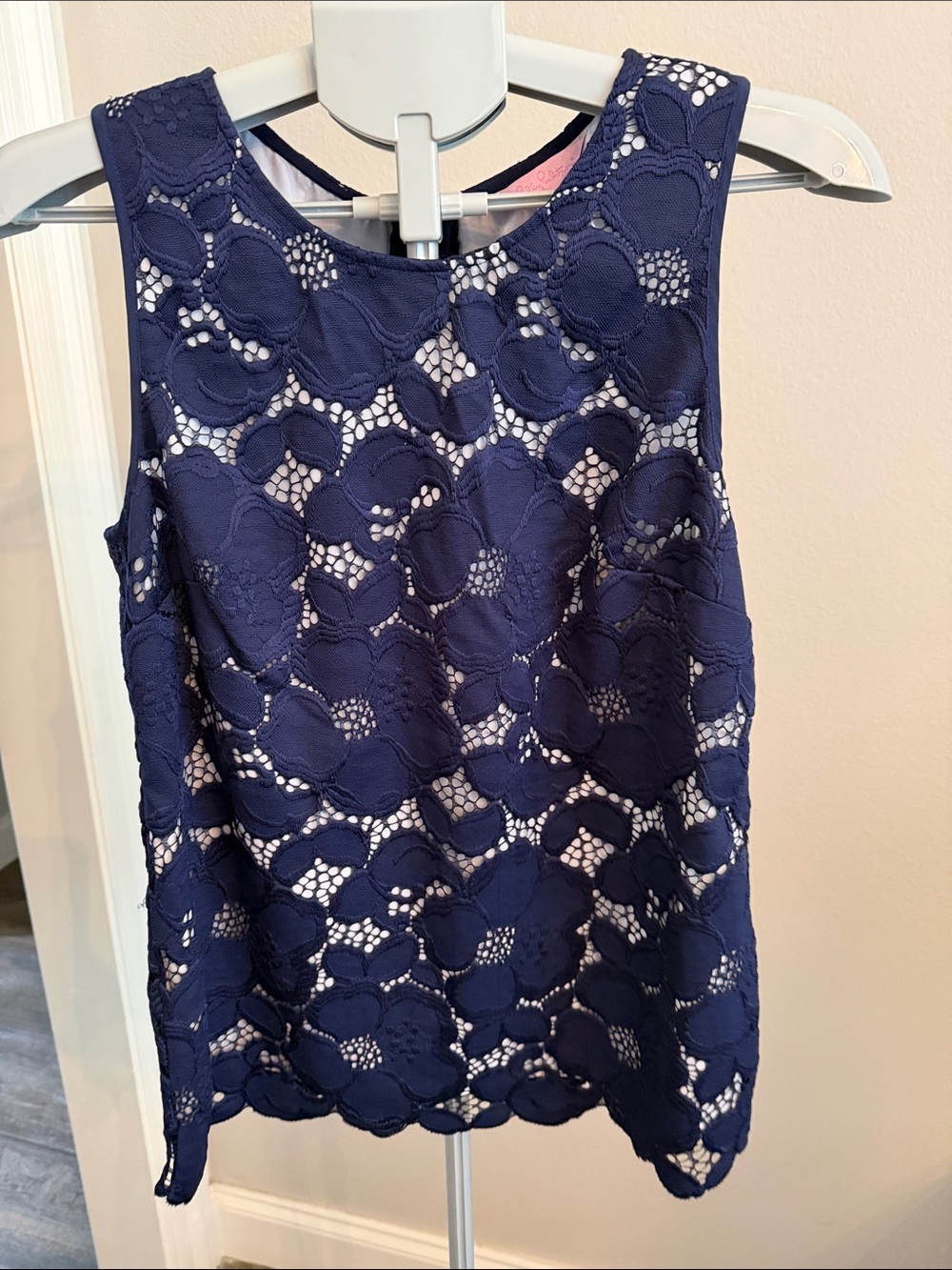 Lilly Pulitzer Blue Lace Blouse with Elegant Design - Picture 3 of 7